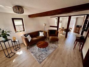 格尔斯费尔德Ferienwohnung Ilke的客厅里有一张沙发和一张桌子。