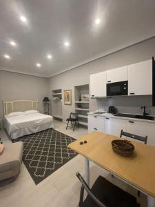 Un dormitorio con una cama y una mesa en una habitación. en Emily's Luxury Apartments, en San Remo