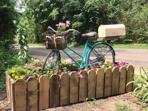 Shady Oaks, wooded, peaceful, relaxing, romantic, near ATV trails外面的花园