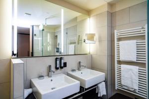 Bilik mandi di Hotel Seepark Thun