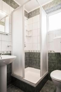 bagno con doccia e lavandino di Apartments Chiara a Korčula