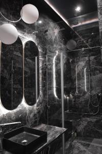 Koupelna v ubytování Kobilyanska Street Luxury Suites