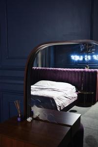 Postel nebo postele na pokoji v ubytování Kobilyanska Street Luxury Suites