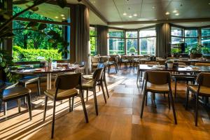 Restoran või mõni muu söögikoht majutusasutuses Hotel Seepark Thun