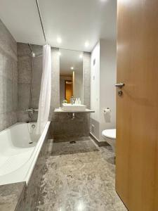 Koupelna v ubytování Marina Lagos Apartments II, junto à água da premiada Marina de Lagos