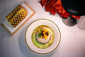 Makanan di atau berdekatan hotel