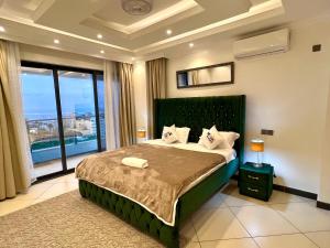 A bed or beds in a room at Coastal Serenity Suite Beach Front Apt