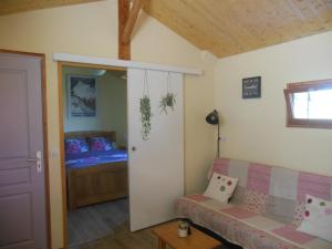 un salon avec un canapé et un lit dans l'établissement Gite 33m2, Vue Sur Le Vercors, à Vinay