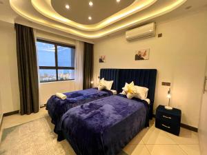 Postel nebo postele na pokoji v ubytování Coastal Serenity Suite Beach Front Apt + 7 fotografií