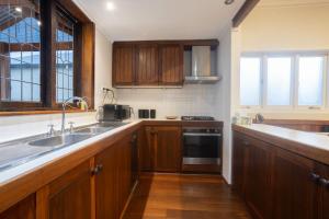 Η κουζίνα ή μικρή κουζίνα στο Pet Friendly 2BR Home with Parking and Patio