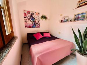 Funtana MeigaにあるFuntana Meiga - Windsurf Panorama 50 mt from seaのピンクのベッドと植物のある小さな寝室 +39枚の写真