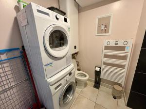 ポルニシェにあるCharmant T2 direct plageのバスルーム(洗濯機、トイレ付) +11枚の写真