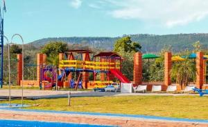 a playground with a water park with a slide at Casa Mairinque São Roque Pq Aquático in Mairinque