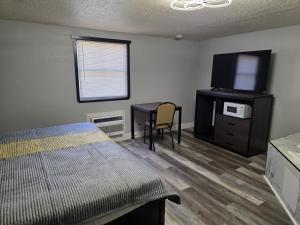 una camera con letto, TV e scrivania di Boulevard Inn ad Amherst