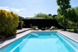 a swimming pool in the backyard of a house at Maison Route de l'Océan in Sainte-Hélène