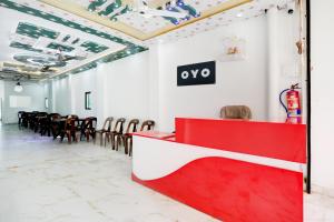 Un certificat, premiu, logo sau alt document afișat la Hotel O Aarush Hotel And Restaurant