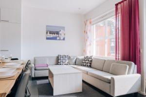 una sala de estar con un sofá y una mesa en Levin Kotka 1 & 2 - Twin Units in Heart of Levi, en Levi 43 fotos más