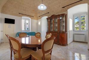 a dining room with a wooden table and chairs at Appartamento Gioberti in Monopoli