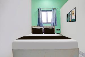 a bedroom with a large bed in a room at Hotel O Galaxy Stay in Chandrapur