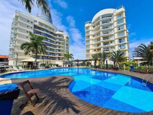 una piscina frente a dos edificios en Requinte e sofisticação a beira-mar, Beto Carrero, en Penha