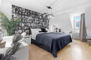 una camera con letto e parete di immagini di Bestvalueformoneyacfreeparkingtoplocation a Zurigo