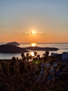 a sunset over the ocean with the sun in the sky at Serifos Blue in Rámos
