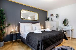 ein Schlafzimmer mit einem großen Bett und einem Spiegel an der Wand in der Unterkunft Boutiqueluxury Balcony Ac Downtown in Zürich