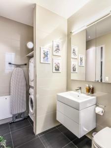 ein Badezimmer mit Waschbecken und Waschmaschine in der Unterkunft Boutiqueluxury Balcony Ac Downtown in Zürich