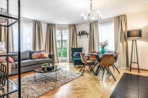 ein Wohnzimmer mit Sofa und Tisch in der Unterkunft Boutiqueluxury Balcony Ac Downtown in Zürich