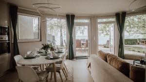 a living room with a table and a couch at TóPartiHáz in Balatonszárszó