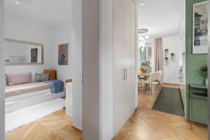 a bedroom with a bed and a dining room at Btqcentralacfreeparkingterrace in Zürich