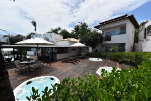 - une terrasse avec une table et un parasol dans l'établissement Mero Hotel Boutique, à Barra Grande