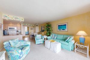 Una sala de estar con un sofá azul y sillas. en Sea Colony --- 703 Farragut House Rd, en Bethany Beach