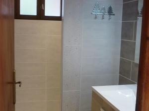 a bathroom with a shower and a sink at 2 pièces pour 4 pers, Sud-Est à Valloire, avec Wifi - FR-1-263-83 in Valloire
