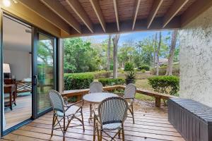 Κήπος έξω από το Ground floor condo with private patio, full kitchen, beach access and pool