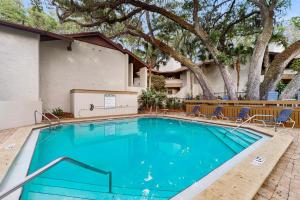 Πισίνα στο ή κοντά στο Ground floor condo with private patio, full kitchen, beach access and pool