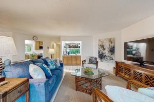 Μια τηλεόραση ή/και κέντρο ψυχαγωγίας στο Ground floor condo with private patio, full kitchen, beach access and pool