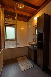 Una cocina o zona de cocina en Vacation Home North Limburg 18 fotos más