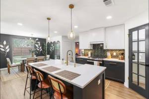 Una cocina con una gran isla en el medio. en Luxury Oasis 4B 2B Jacuzzi Pet Friendly, en Plano