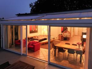 a conservatory with a table and a living room at Villa Weißensee in Potsdam