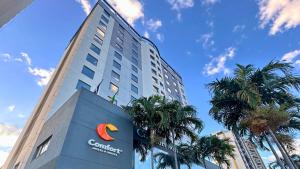 un edificio con un letrero cisco delante de él en Comfort Hotel & Suítes Rondonópolis, en Rondonópolis