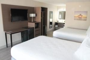 Ein Bett oder Betten in einem Zimmer der Unterkunft Angel Inn Near IMAX, a Travelodge by Wyndham
