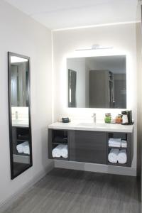 Ein Badezimmer in der Unterkunft Angel Inn Near IMAX, a Travelodge by Wyndham