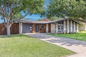 a house with a tree and a driveway at Luxury Oasis 5B 2B Jacuzzi Pet Friendly in Plano