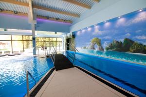 una piscina con un acuario en un edificio en Imperiall Resort & MediSpa, en Ustronie Morskie