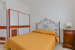 A bed or beds in a room at Villa Montecristo