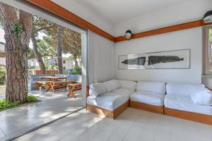 A seating area at Villa Montecristo