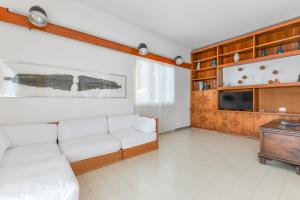 A kitchen or kitchenette at Villa Montecristo