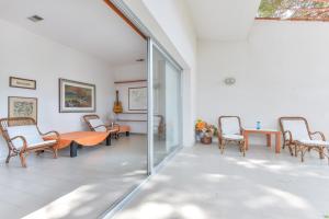 A seating area at Villa Montecristo