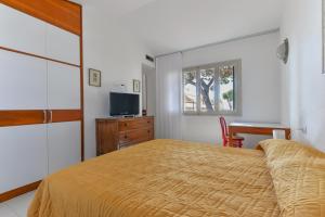 A bed or beds in a room at Villa Montecristo